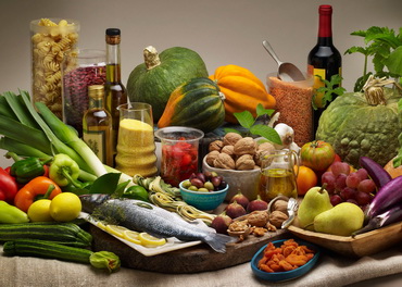 Chế dộ dinh dưỡng Địa Trung Hải với nhiều trái cây, rau cải, ngũ cốc, đậu, cá, dầu olive, bơ thực vật làm bằng dầu canola, và cả rượu vang nữa
